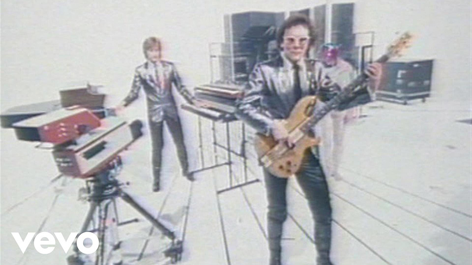 <그림 4> MTV가 개국기념으로 처음 방송한 ‘버글스’의 <비디오가 라디오 스타를 죽였다네> 뮤직비디오의 한 장면