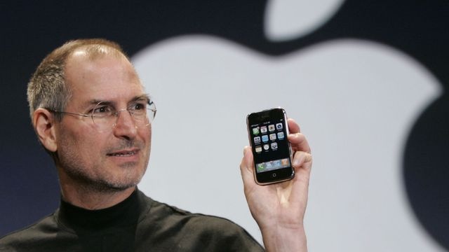 <그림 6> ‘아이폰3’를 발표하는 애플의 전 CEO ‘스티브 잡스’
