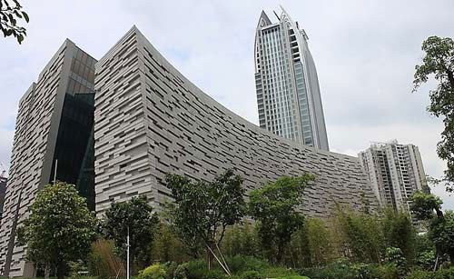 2013년 개관한 중국 최대의 도서관인 광저우 도서관. 소장 도서는 843만 3천 권이다.