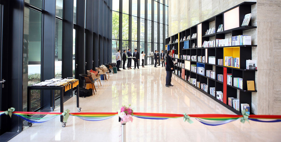 삼성동 파르나스호텔 로비에 설치, 개가식으로 운영되고 있는 대학출판부 전용 공공도서관.