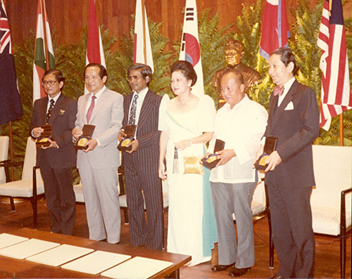 1981년도 막사이사이상 수상식 장면(왼쪽에서 두 번째가 엄대섭)