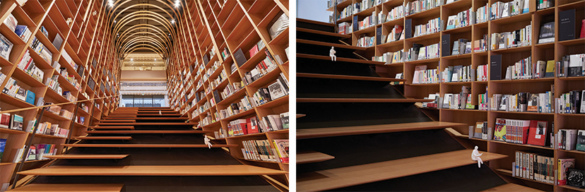 계단 책장과 계단 책장에 전시된 책들