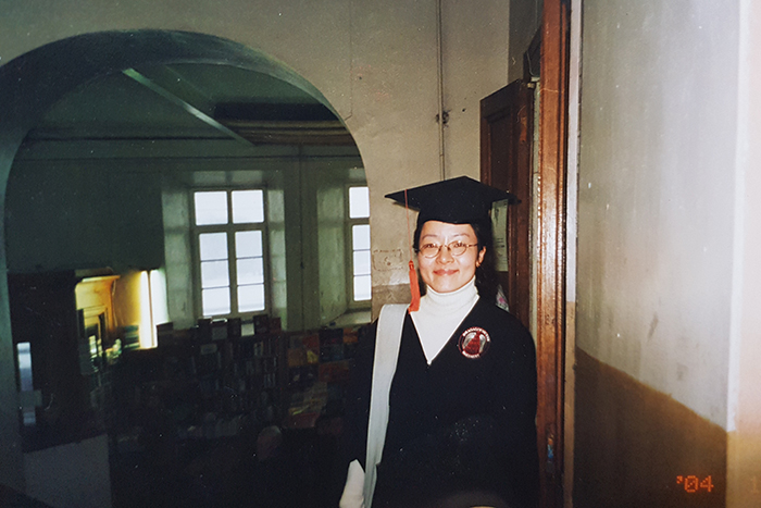 러시아 상트페테르부르크 국립대학교에서 석사 학위를 받고 석사모를 쓰고 찍은 사진