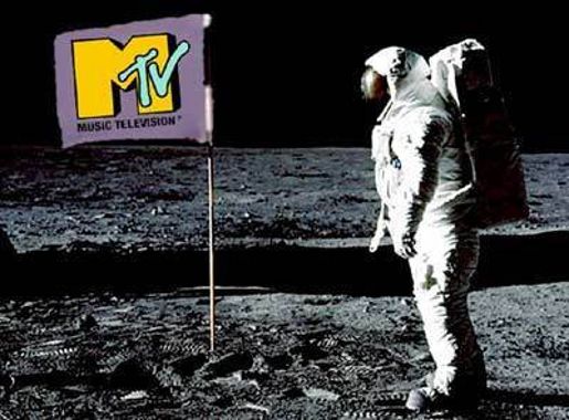 <그림 3> 아폴로13호의 달 착륙 장면을 모티브로 한 MTV의 개국기념 채널ID 화면