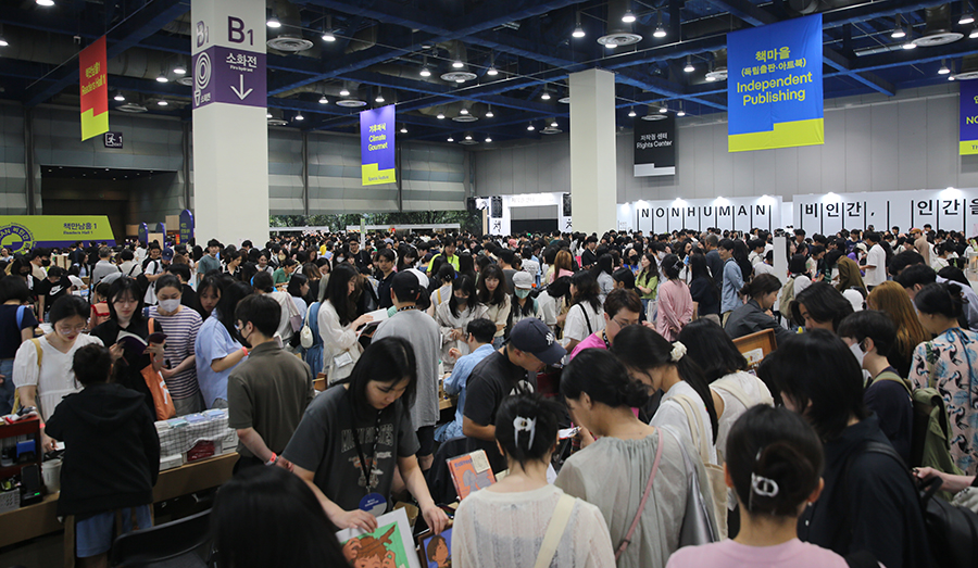 6월 14일부터 18일까지 진행된 ‘2023 서울국제도서전’에서 관람객들은 독립출판사들과 아트북 출판사들의 책에 관심이 많았다.