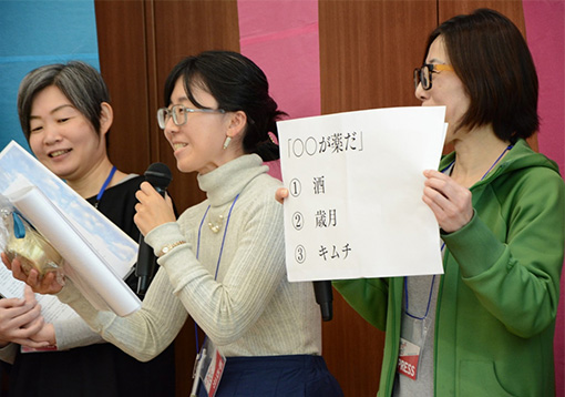 “00이 약이다”1. 술2. 세월3. 김치(왼쪽), 가와테쇼보의 문예 담당 편집자(오른쪽)
